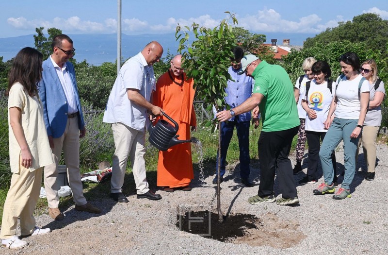 Dan_zemlje_centar_Yoga_sadnja_tresnje__2_ 