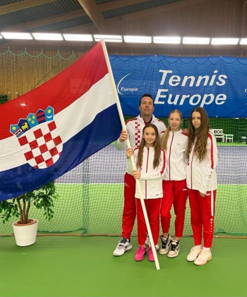 Ivor_Erzisnik_i_reprezentativke_hrvatske_u_tenisu_do_14_godina 
