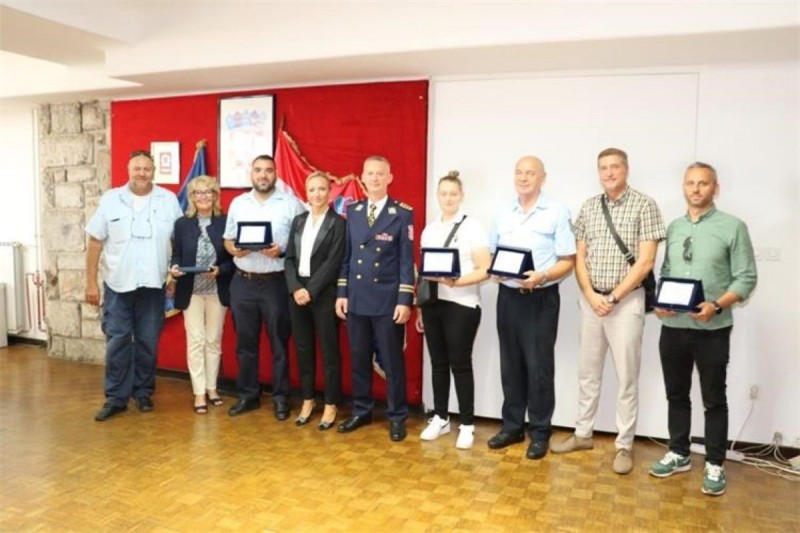 Policija-urucila-zahvalnice-komunalnim-i-prometnim-redarima-1 
