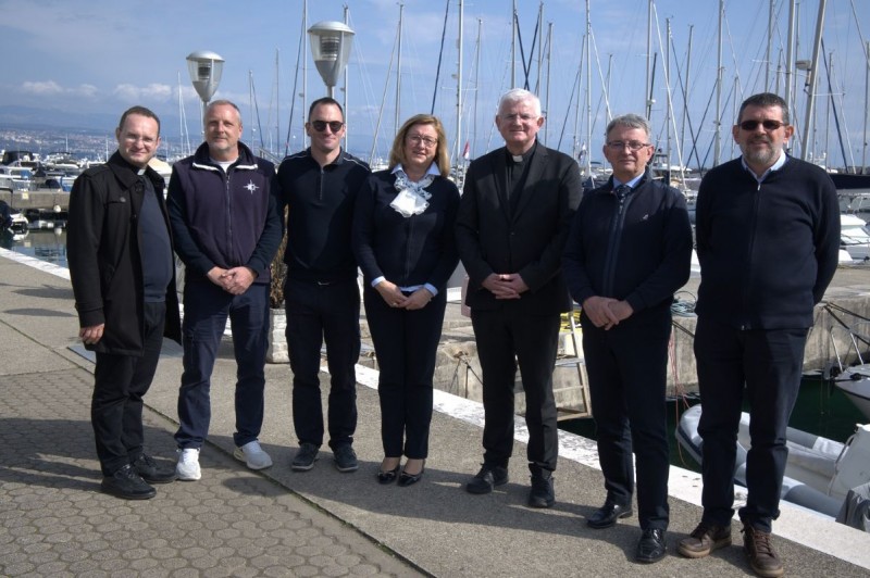 Rijecki_nadbiskup_Mate_Uzinic_i_zupnik_Mato_Berisic_s_djelatnicima_ACI_marine_Opatija 
