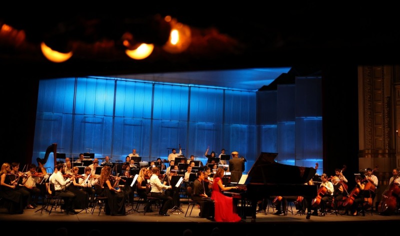 Rijecki_simfonijski_orkestar_i_Martina_Filjak,_foto_Drazen_Sokcevic