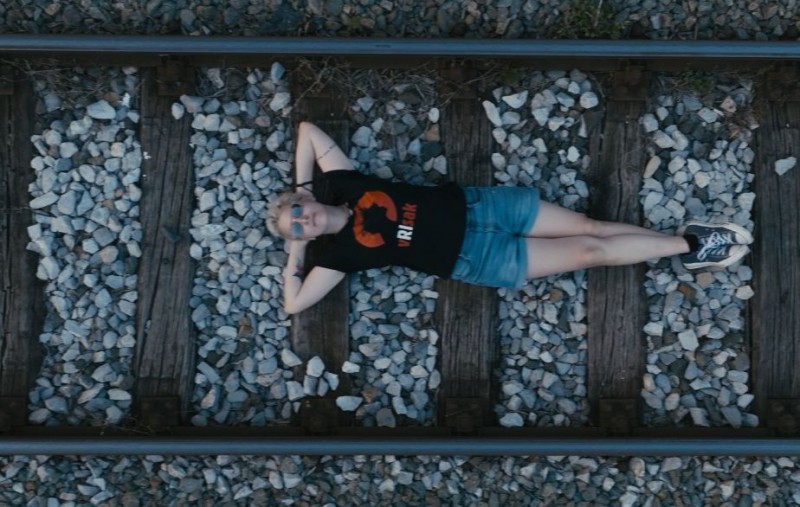 STISNI_STOP_-_Ri_Lit_Film_-_Scena_4_Pruga 