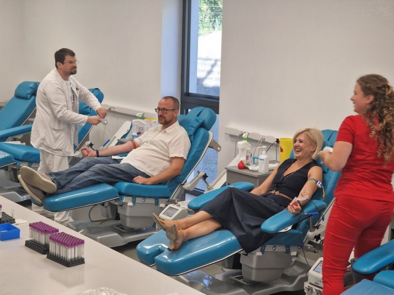 Slika_2__gradonacelnica_Iva_Rincic_i_predsjednik_Gradskog_vijeca_Robert_Kurelic_prilikom_dobrovoljnog_darivanja_krvi 