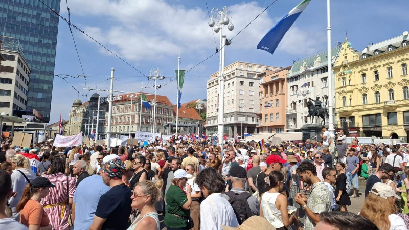 Trg_Bana_Jelacica_Zagreb_Hod_za_Liku_1
