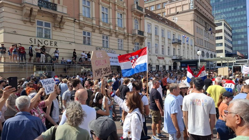 Trg_Bana_Jelacica_Zagreb_Hod_za_Liku_2
