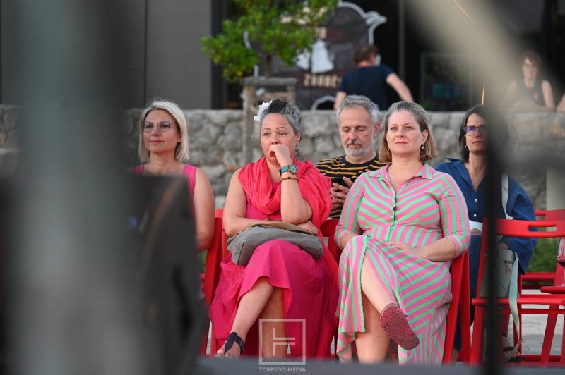 Tri_Dunij_Dunja_Knebl,_Nina_Romic_Jelena_Galic_viskovo__5_ 