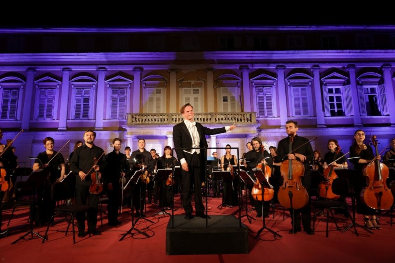 Valentin_Egel_i_Rijecki_simfonijski_orkestar_na_Trgu_Rijecke_rezolucije
