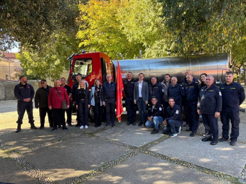 Vatrogasni_kamion_DVD_Cres