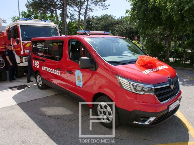 Vatrogasno_vozilo_primopredaja_na_Vezici_2025