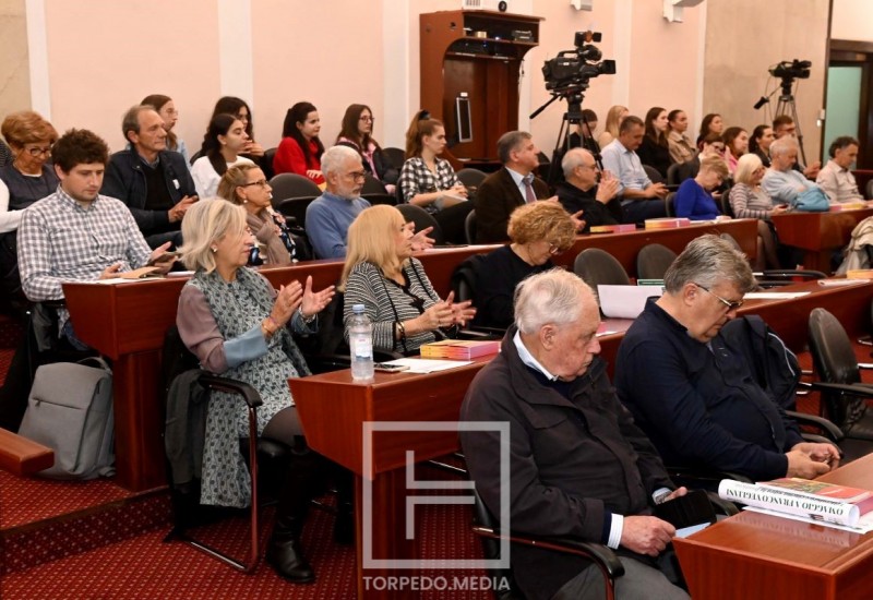 Vijecnica_Grada_Rijeke_skup_o_knjizevniku_Francu_Veglianiju-30675 