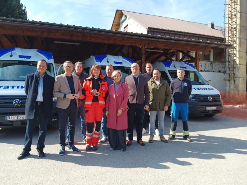 Zupan_Lukanovic_u_Gorskom_kotaru_najavio_Ruralni_bonus_za_srednjoskolce_i_primopredao_nova_sanitetska_vozila