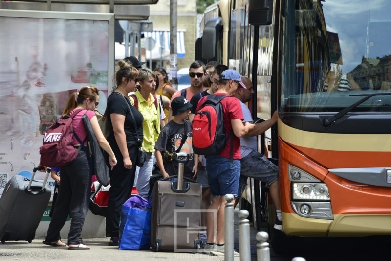autotrolej_putnici_ulaz_autobus__2__w800-50482