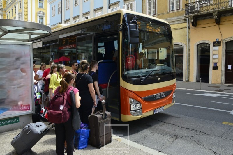 autotrolej_putnici_ulaz_autobus__3__w800-16978 