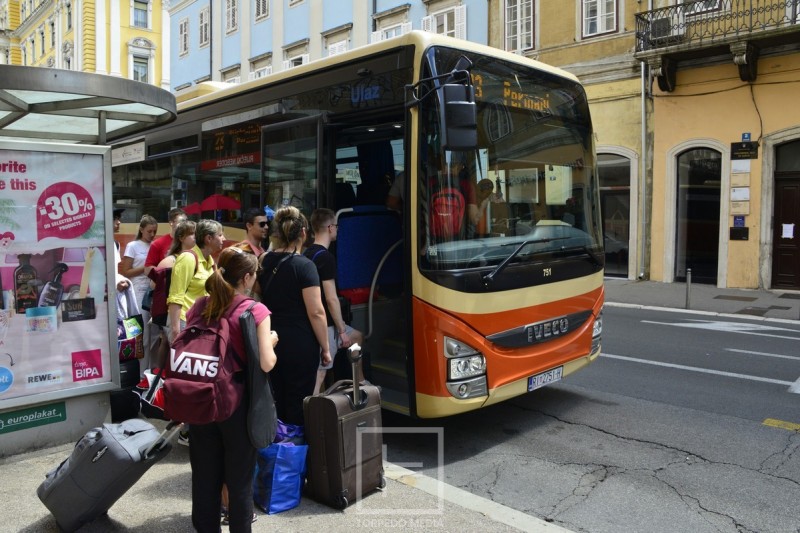 autotrolej_putnici_ulaz_autobus__3_ 