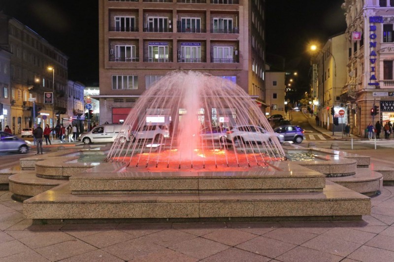 fontane_jadranski_trg_crveno