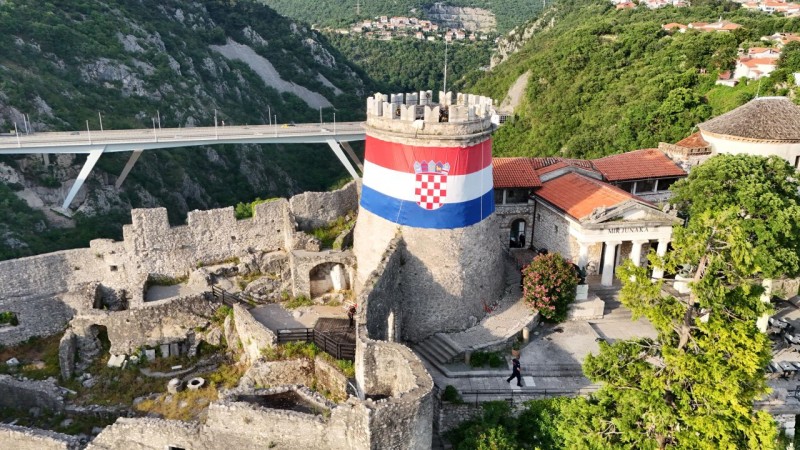 hrvatska_zastava_na_trsatskoj_kuli_trsat_1 