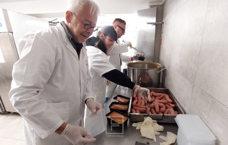 humanitarno_kuhanje_vinari_crveni_kriz__2_ 