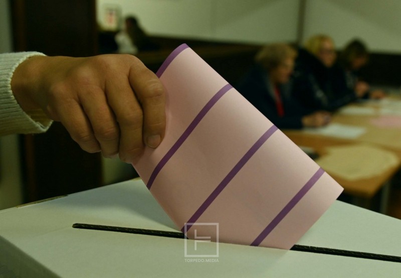 izbori_glasanje_biracko_mjesto__2_ 