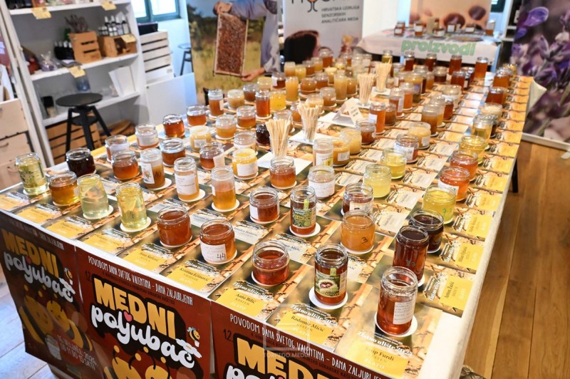 medeni_poljubac_kasetica_2026__1_