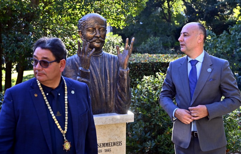 medicinski_fakultet_biste_70_godina__2_ 