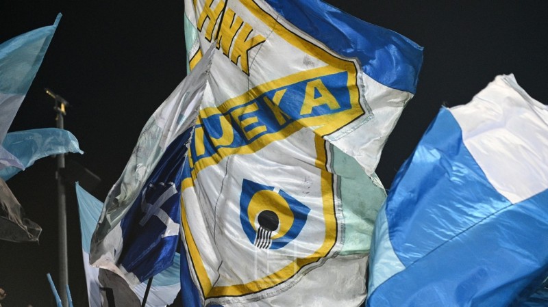 nk_rijeka_zastava_navijanje