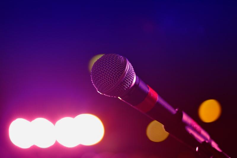 pexels-mikrofon-_pjevanje_-_stand_up 