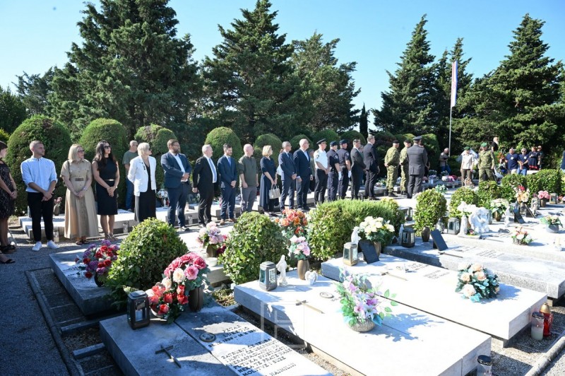 polaganje_vijenci_svijece_oluja_2026__16_ 