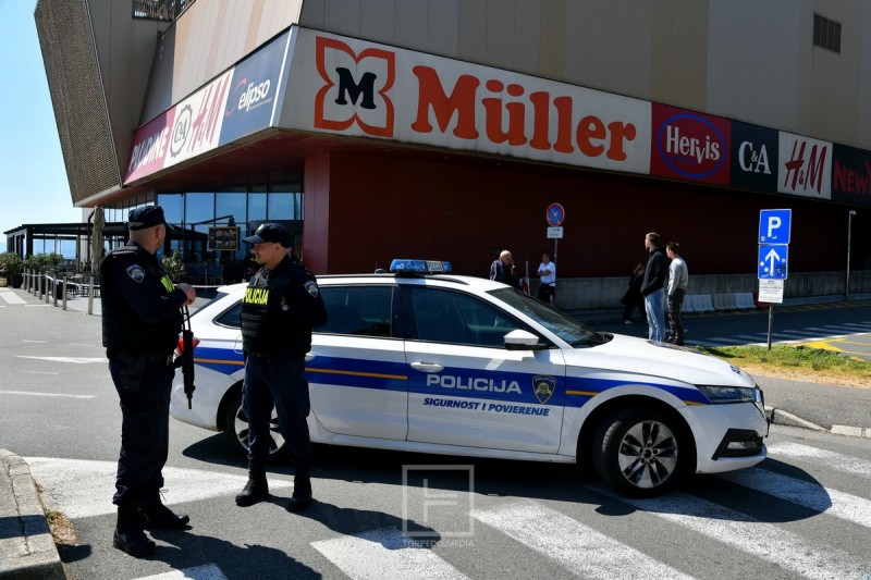 policija_ztc_bomba__1_ 