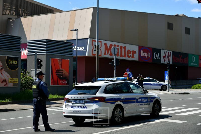 policija_ztc_bomba__2_ 