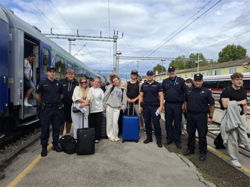 poljski_turisti_policija_docek 