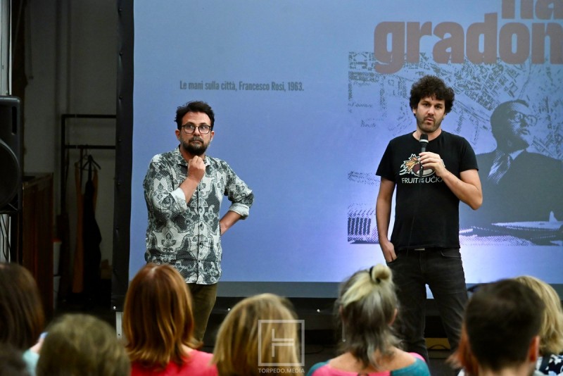 ruke_nad_gradom_projekcija__2_