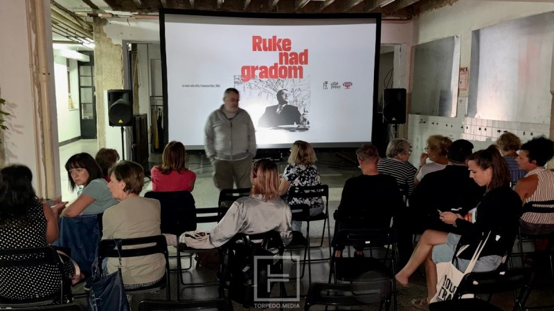 ruke_nad_gradom_projekcija__3_