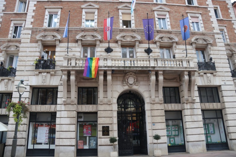 zastava_duginih_boja_2024_grad_rijeka_01 