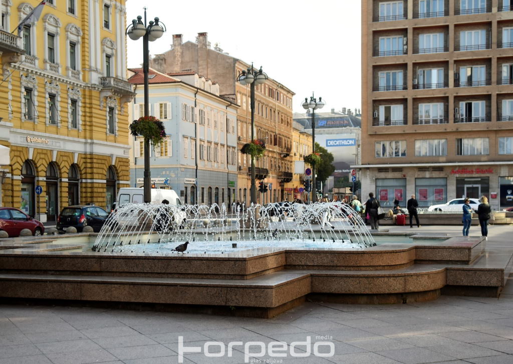 novosti rijeka fontane na jadranskom trgu u ruzicastom povodom medjunarodnog dana rijetkih bolesti