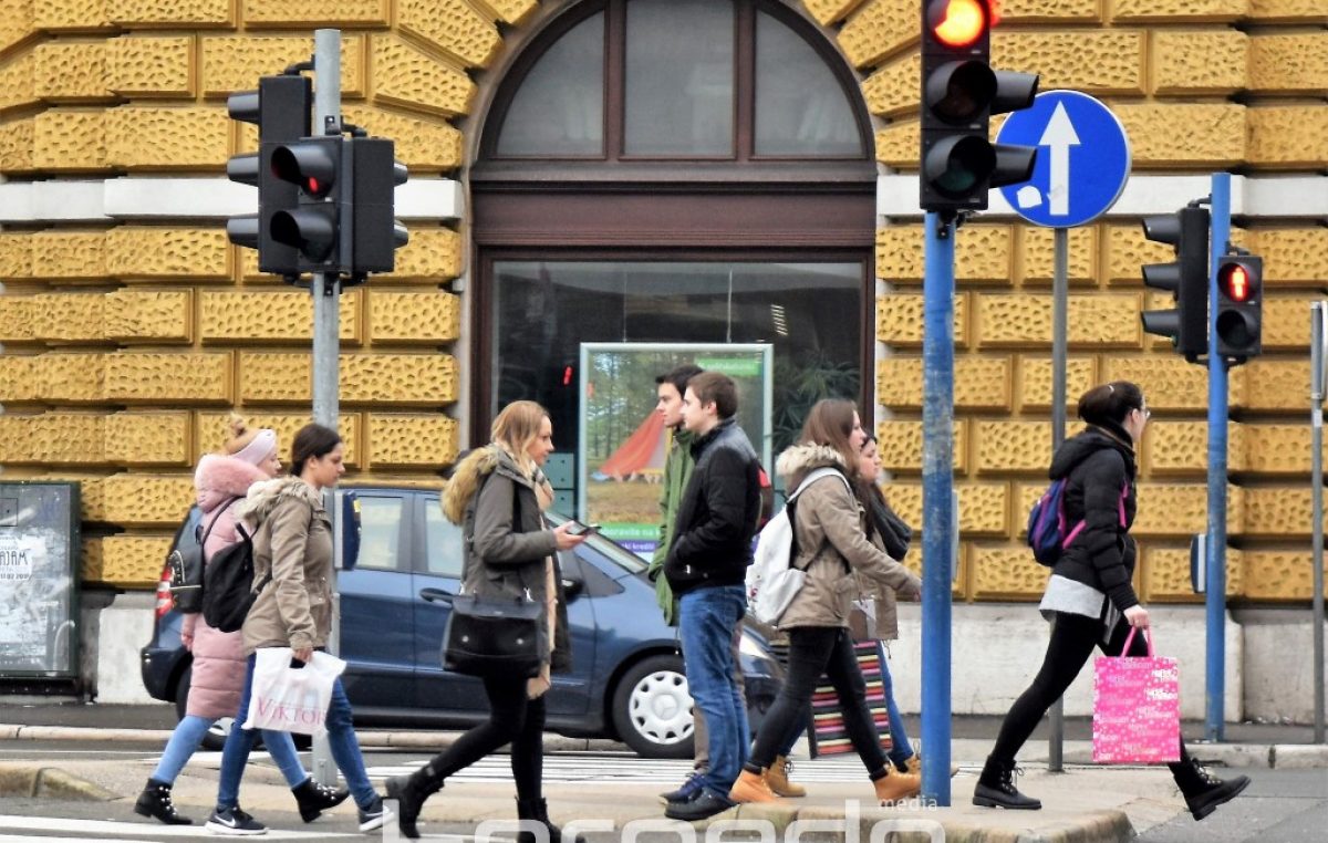 Ekipa koja organizira ‘brisanje Jugoslavije iz kolektivnog sjećanja’ sada ima još luđu ideju – Ukidanje crvenog na semaforu