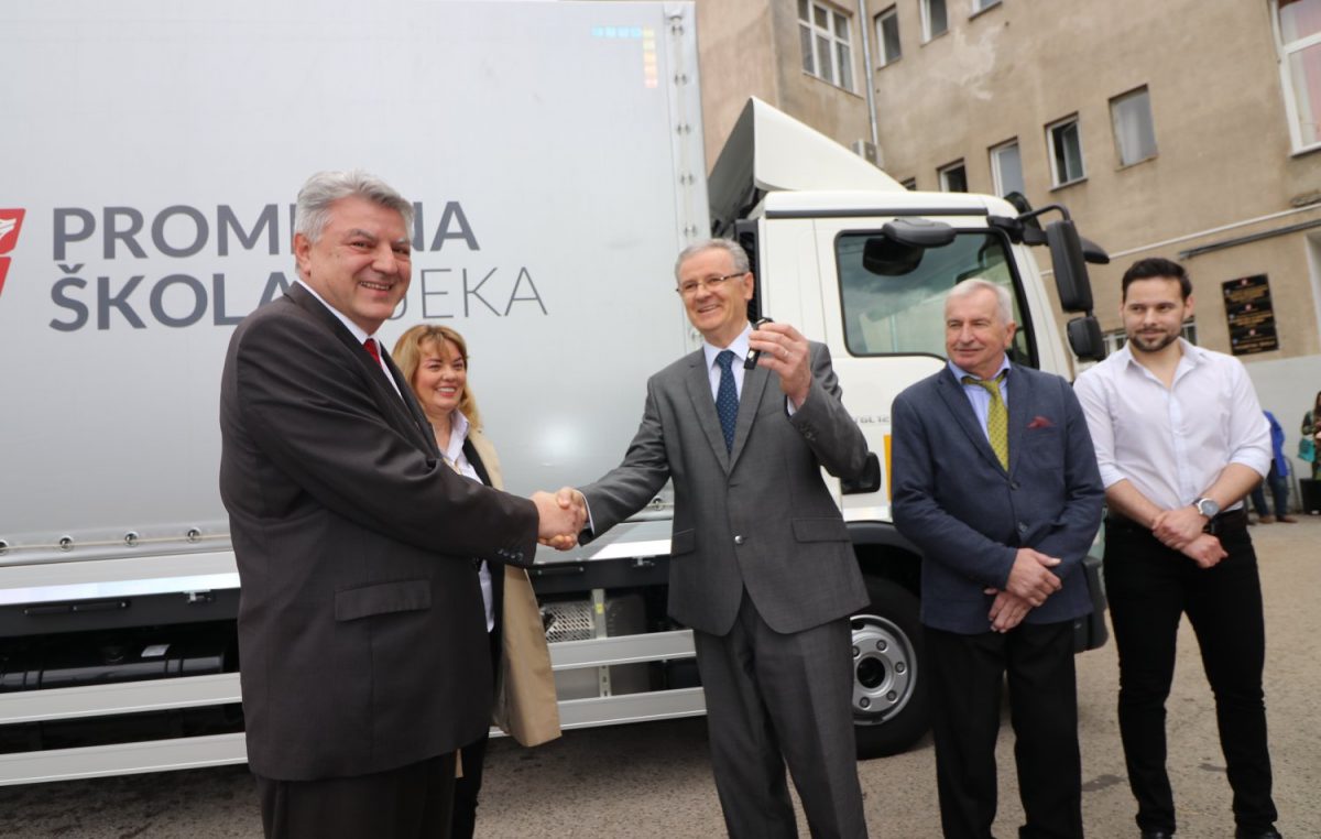 Župan Komadina  Prometnoj školi Rijeka uručio ključeve vozila za obuku učenika vrijednog 600 tisuća kuna