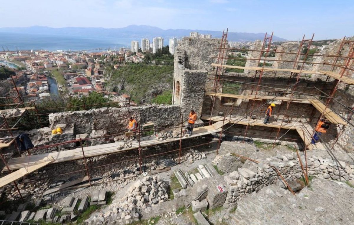 Gradina uskoro cjelovita – Konačno krenulo uređenje zapadnog zida Trsatskog kaštela @ Rijeka