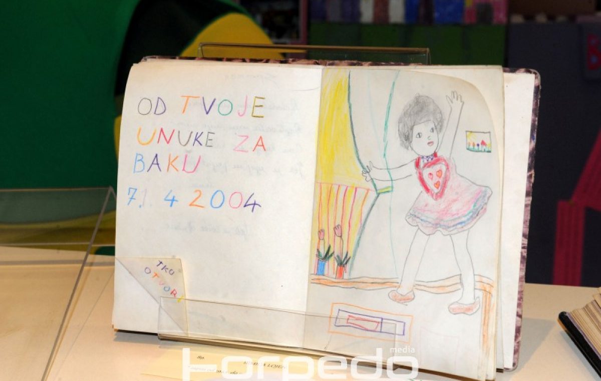 Divota spomena: Građani na izložbi spomenara u Dječjem odjelu Stribor otvorili svoja sjećanja @ Rijeka