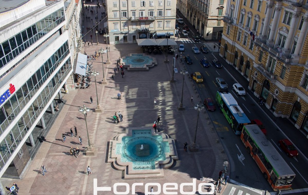 Fontane na Jadranskom trgu osvjetljene zeleno na Međunarodni dan gastrohize