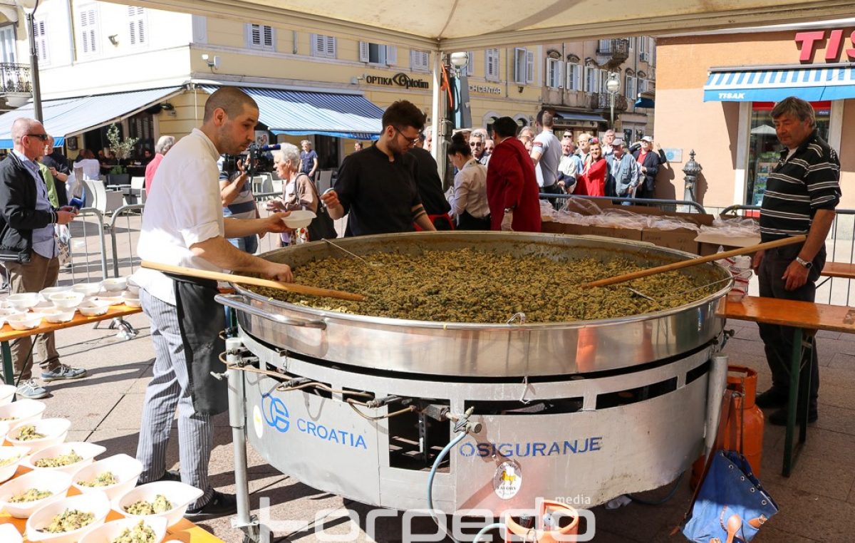 FOTO: Građani guštali u okusima proljeća – Na Korzu podijeljena fritaja i torte povodom 25 godina grada @ Rijeka