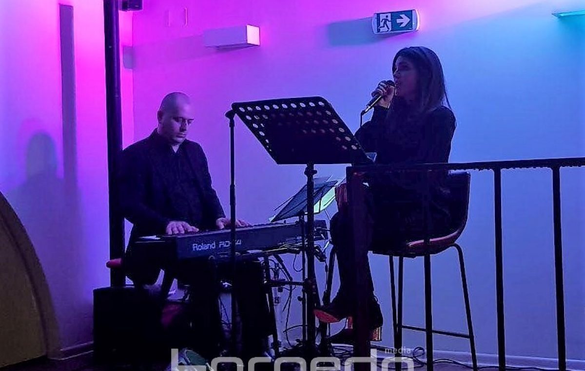 U oku kamere: Povratak na pozornicu – Tina Vukov održala intimni koncert u kavani&baru Grad