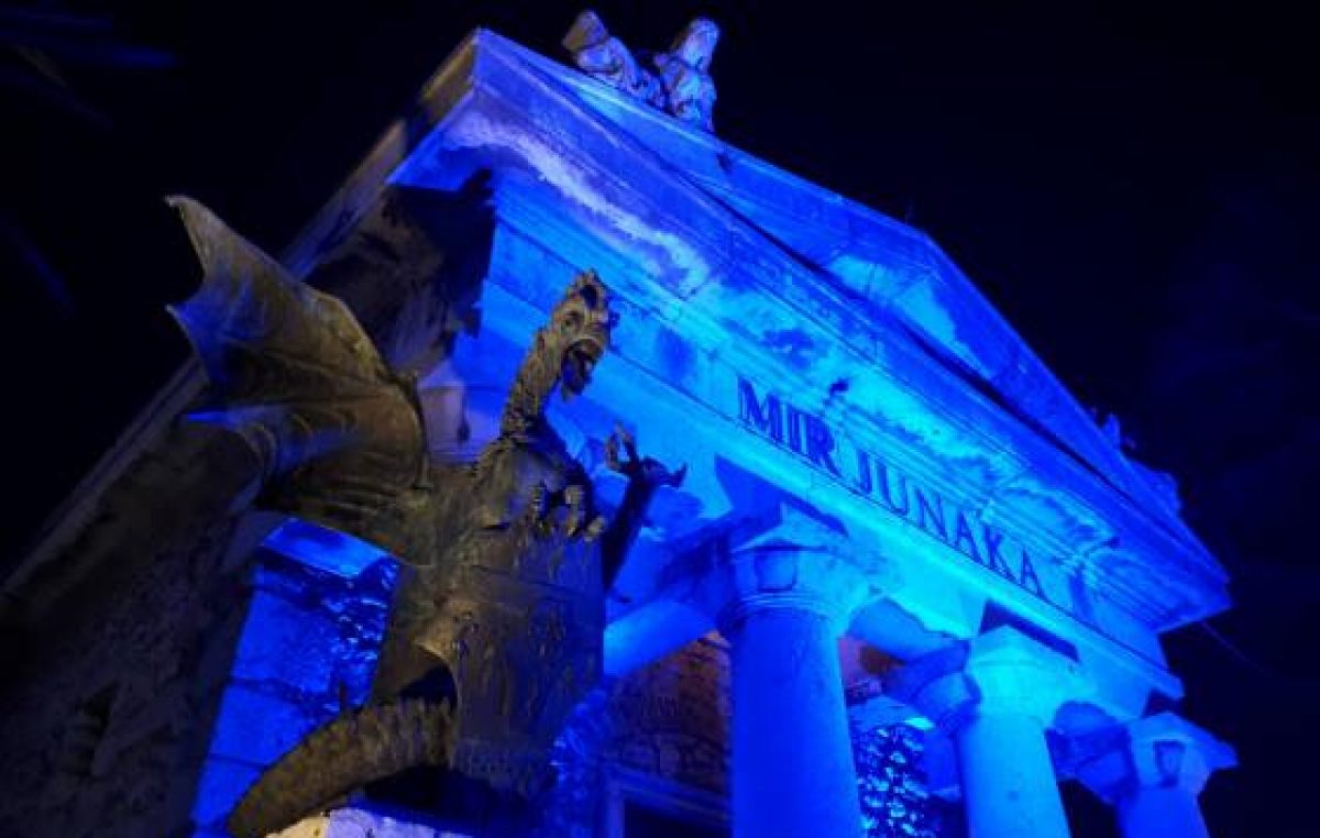 FOTO: Trsatska gradina priključila se kampanji ”Light it up blue“ povodom Svjetskog dana autizma