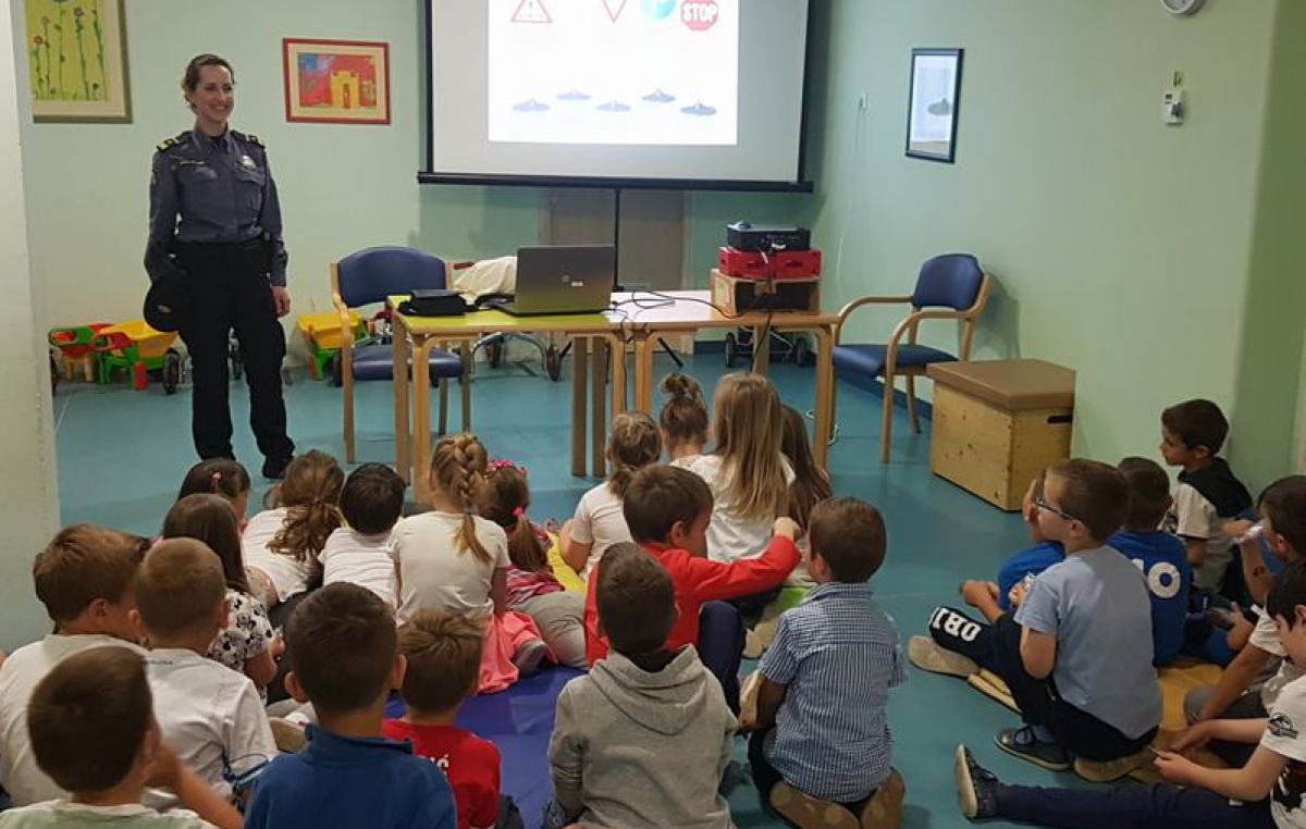 Policija održala predavanja u vrtićima: Mališani učili o sigurnosti u prometu i poslušali predavanje “Policajac – moj prijatelj” @ Rijeka, Viškovo