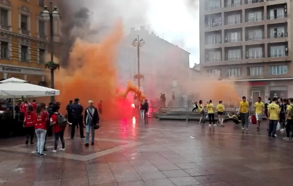 VIDEO Gotova je škola! Maturanti u slavlju zbog oproštaja od školskih klupa okupirali Korzo @ Rijeka