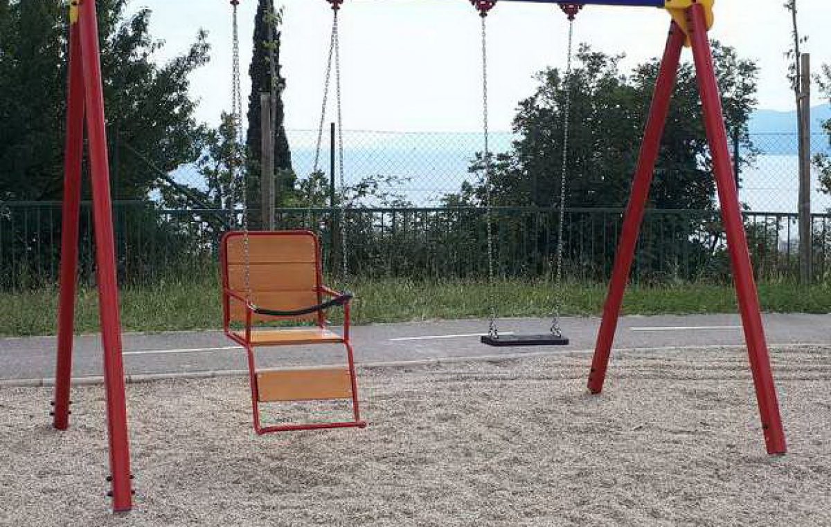 Inicijativa za pohvalu: Na igralištu u Marčevoj ulici postavljena ljuljačka za djecu s posebnim potrebama @ Rijeka