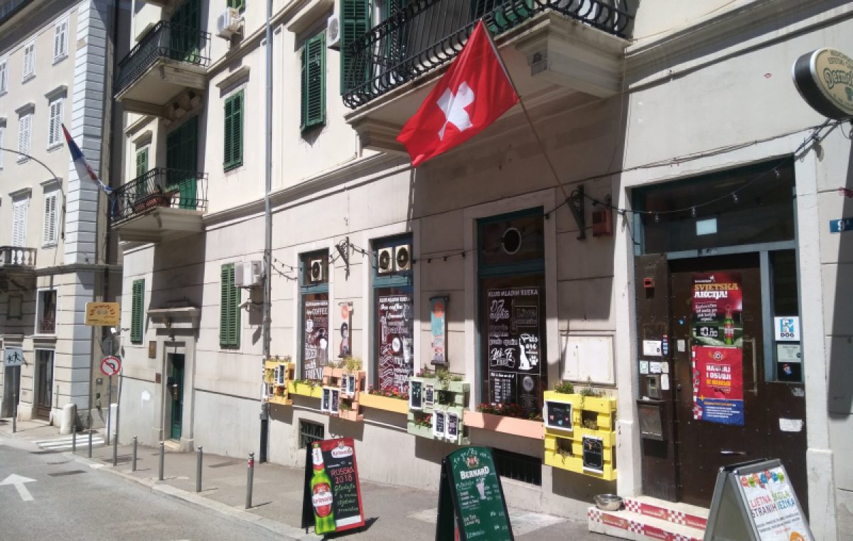 U oku kamere: Divljaci u akciji – Otuđena srpska zastava ispred Kluba mladih Rijeka