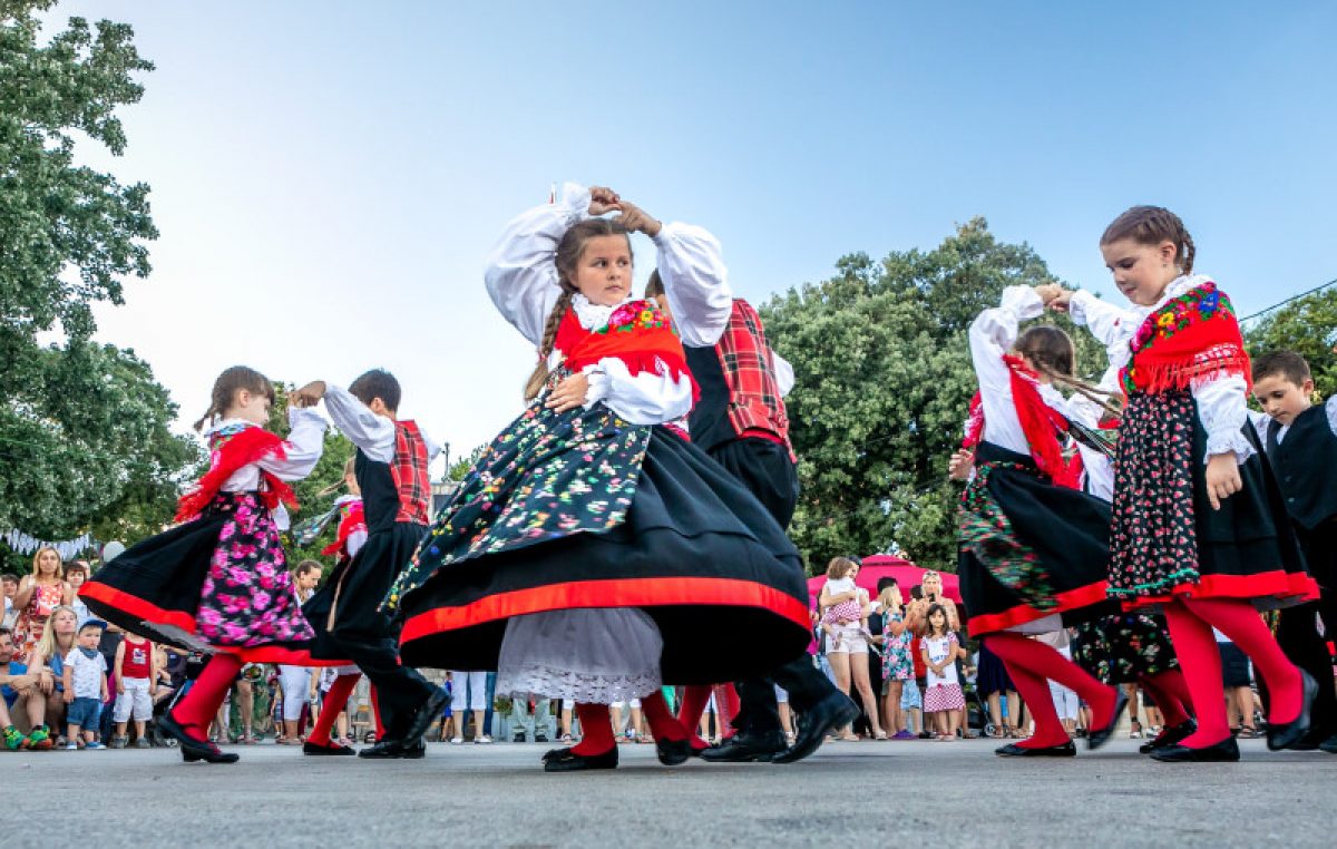 FOTO Uz najukusnije zalogaje i tradicionalnu folklornu glazbu na gradskoj rivi počeo Krk Music Fest