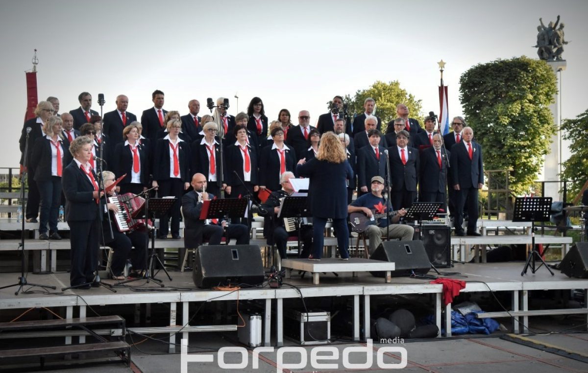 FOTO, VIDEO Zbor crvene Rijeke – Tržaški partizanski pevski zbor “Pinko Tomažič” i KUD Jeka Primorja održali koncert na Kontu