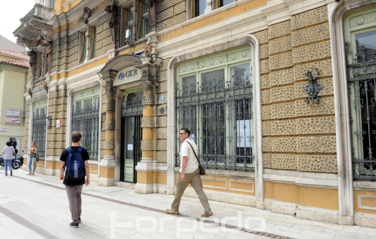 U OKU KAMERE Radnici među knjigama – Palazzo Modello zatvoren zbog radova na instalacijama @ Rijeka