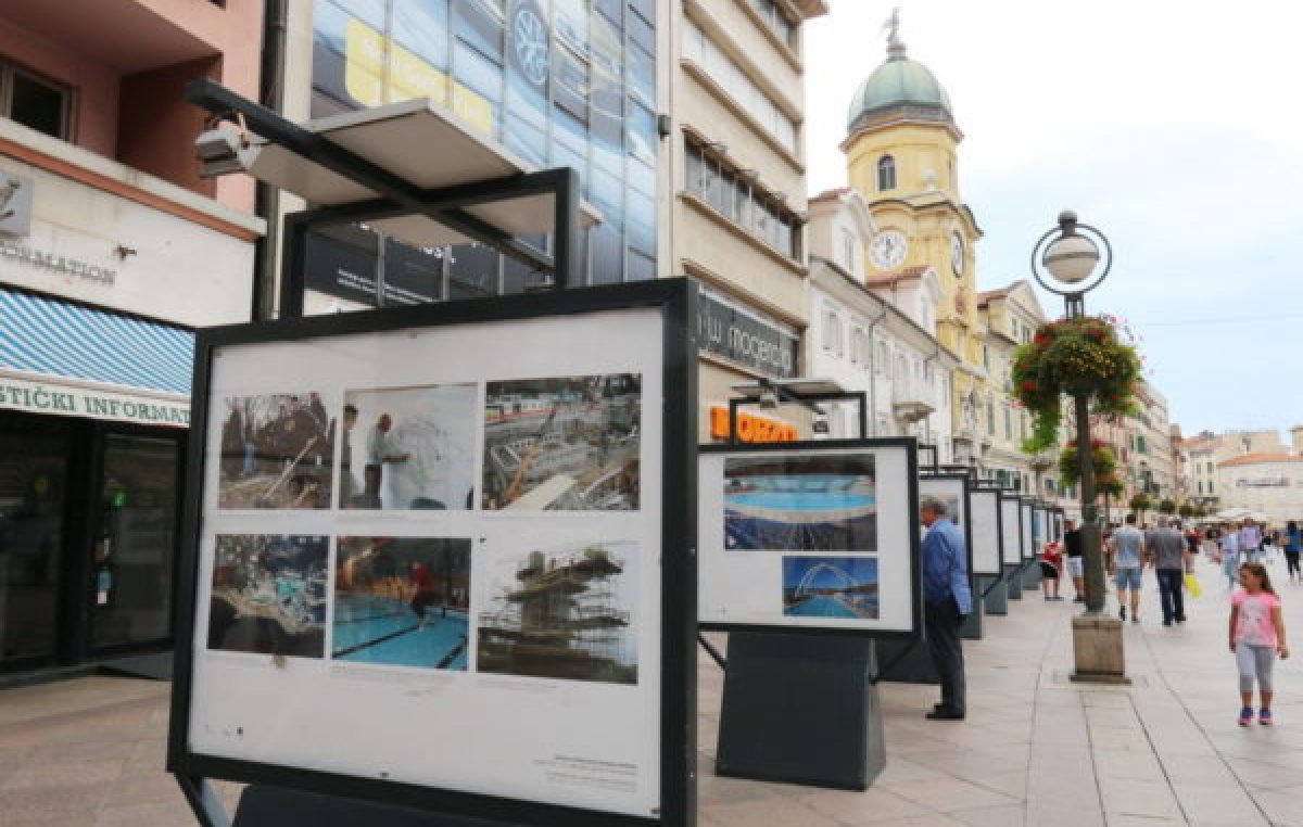 Izložba o desetljeću izgradnje Bazena Kantrida postavljena na postamentima na Korzu